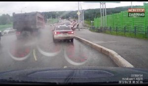Russie : un camion provoque un énorme carambolage (vidéo)