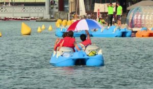 Parisiens et touristes se baignent dans le canal de l'Ourcq