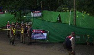 Thaïlande: l'évacuation des enfants de la grotte lancée