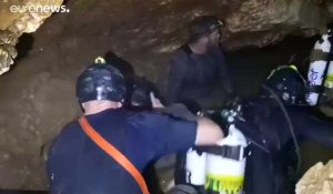 Thaïlande : quatre enfants sortis de la grotte, l'opération suspendue