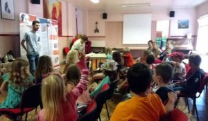 Les premières primaires de l'école communale de Meslin-l'Evêque découvrent les faucons de Saint-Julien