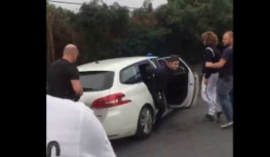 Un jeune menotté arrive à fuir les policiers (Vidéo)