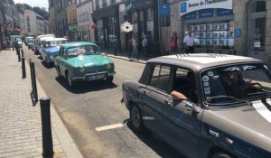 Les voitures anciennes embouteillent le centre-ville