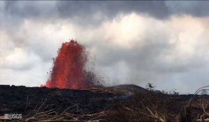 Le volcan Kilauea à Hawaï projette lave et rochers