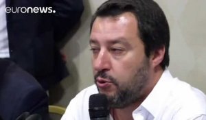 Matteo Salvini visite un centre d'asile sous les sifflets