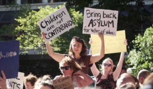 Trump persiste et signe sur les séparations d'enfants