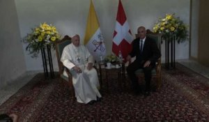 Le pape François est accueilli par le président suisse