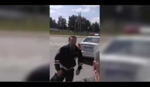 Un russe veut gifler un policier pour un défi du web (vidéo)