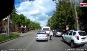Russie : Un conducteur empêche une femme de traverser en plein milieu de la route (Vidéo)