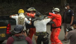 Des secouristes récupèrent des corps après l'éruption du volcan
