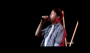 Eddy de Pretto chante 'Kid' en live au Parisien
