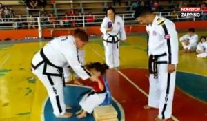 Une apprentie taekwondoïste casse une planche avec une technique insolite (Vidé