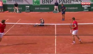 Roland-Garros : Pierre-Hugues Herbert met KO son coéquipier Nicolas Mahut (Vidéo)