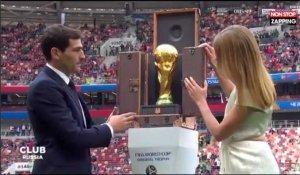 Mondial 2018 : La présentation du trophée par Iker Casillas et Natalia Vodianova (Vidéo)