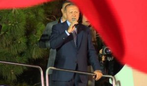 Erdogan salue la foule et revendique sa victoire