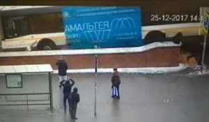 Un autobus fonce dans un passage souterrain à Moscou