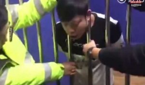 Chine : Un homme coince délibérément sa tête entre les barreaux de sa cellule (vidéo)