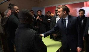 Macron à Croisilles pour défendre sa politique migratoire