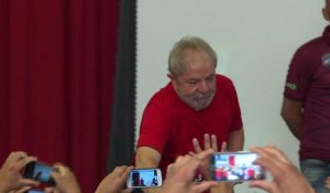 Brésil:"Je suis extrêmement tranquille" dit Lula à ses militants