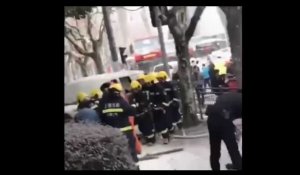 Shangaï : une camionnette en feu percute des piétons (Vidéo)
