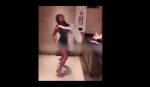 Une fille ivre fait du hula-hoop avec une cuvette de toilettes (vidéo)