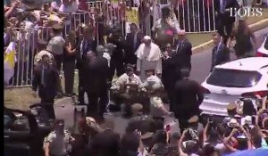 Le pape descend de la papamobile pour aider une policière