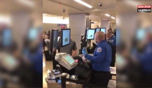 Un agent de sécurité d'un aéroport piégé par un objet suspect d'un passager (Vidéo)