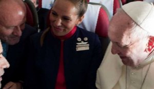 Le pape célèbre le premier mariage à bord de l'avion papal