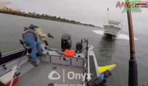 Etats-Unis : Un énorme bateau fonce sur des pêcheurs, la séquence choc (vidéo)