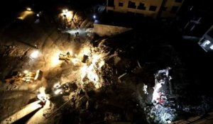 Syrie: des habitants fouillent les éboulis à Idleb