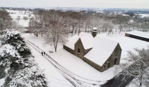 Vu du drone, la neige sur les Avaloirs et la chapelle Sainte-Anne à Champfrémont