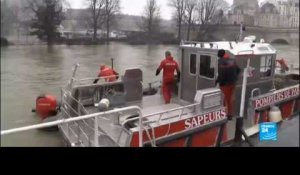 La Seine amorce sa décrue, les pompiers toujours mobilisés