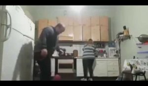 Russie : Une femme met une violente correction à son mari qui joue au ballon dans la cuisine (Vidéo)