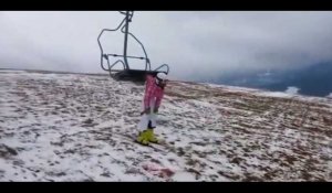 Une skieuse se retrouve suspendue à un télésiège après avoir raté sa descente (Vidéo)