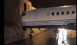 Un avion se fait malmener par le vent et fonce dans un mur (Vidéo)