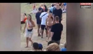 Un homme a la mauvaise idée de toucher les seins d'une fille topless (vidéo)