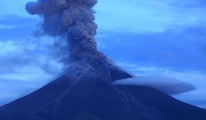 Philippines: le volcan Mayon crache lave et cendres