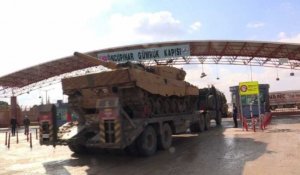 Des tanks turcs traversent la frontière syrienne