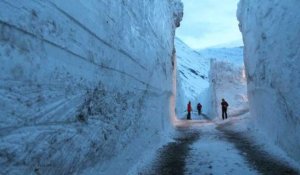 Savoie: une route ensevelie sous plusieurs mètres de neige