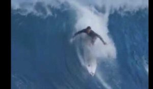 Un surfeur pro chute sur une vague à Hawaii et fait un grave accident (Vidéo)