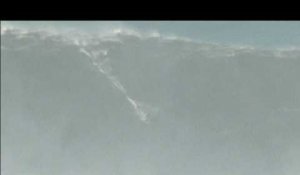 Nazaré: une houle géante prise d'assaut par les surfeurs