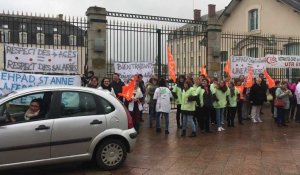  A Alençon, le personnel des Ehpad manifeste devant l'hôtel du département