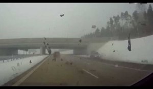 Gros accident sur l'autoroute causé par un chauffard (vidéo)