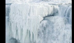 Les chutes du Niagara gelées, la vague de froid s'installe