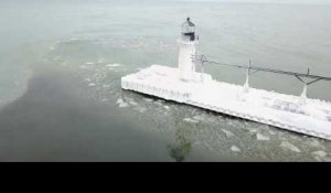 Vague de froid aux Etats-Unis : un drone filme de splendides phares gelés