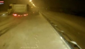 Russie : Violent carambolage sur une route enneigée (vidéo)
