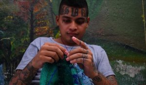 Tricot et peinture en prison pour membres de gangs repentis