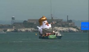 Un poulet gonflable à l'effigie de Donald Trump fait sensation dans la baie de San Francisco