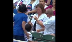 Etats-Unis : un couple vole la balle de baseball offerte à un enfant (Vidéo)