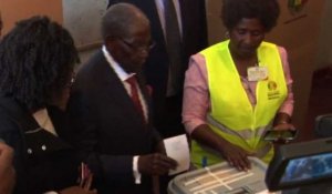 Elections au Zimbabwe: vote de l'ex-président Mugabe